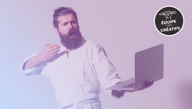Homme en kimono blanc tenant un ordinateur portable et faisant un geste de karaté, logo Équipe des Créatifs visible.