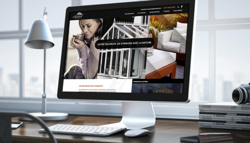 Écran d'ordinateur affichant du site web de Solatech avec images de solarium moderne, femme et mobilier extérieur.