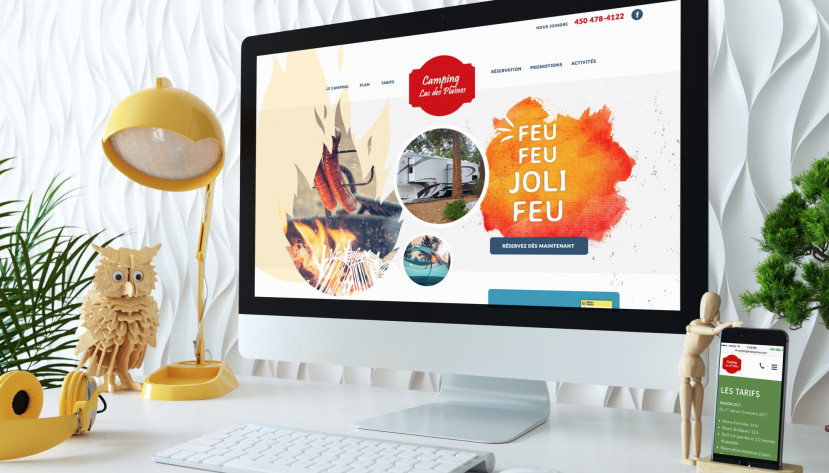 Écran d'ordinateur affichant le site web du Camping Lac des Plaines avec images de feu de camp et informations de réservation.