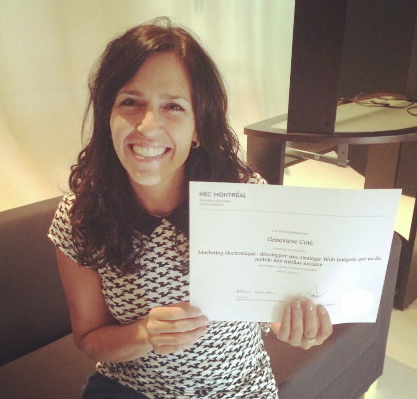 Geneviève Côté tenant un certificat de HEC Montréal avec un décor intérieur moderne.