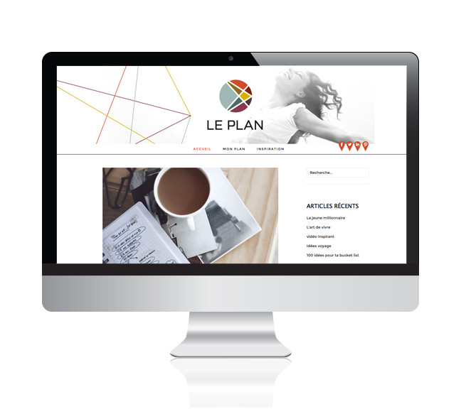 Écran d'ordinateur affichant le site Le Plan avec logo, menu, photo de café et liste d'articles récents.