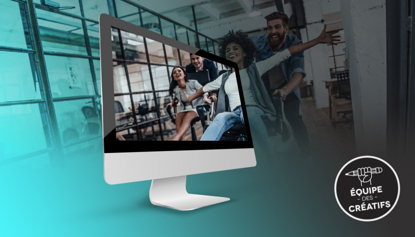 Trois collègues souriants dans un bureau moderne, une femme en fauteuil roulant poussée par un homme, logo Équipe des Créatifs.