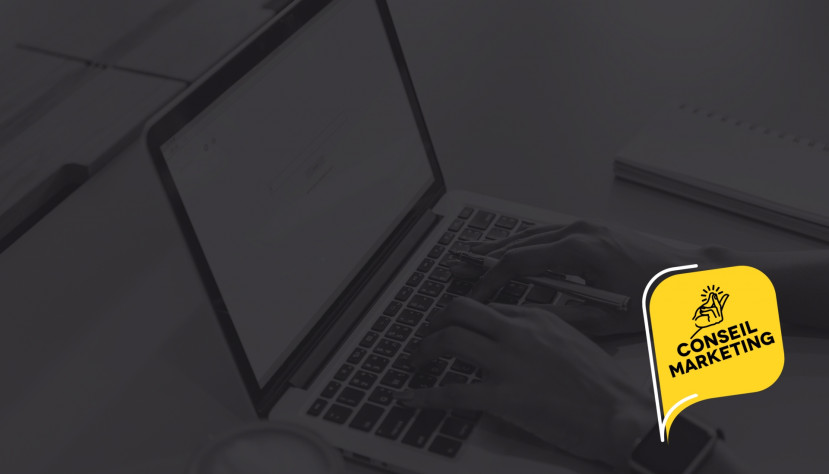 Personne tapant sur un clavier d'ordinateur portable avec logo jaune Conseil Marketing en bas à droite.