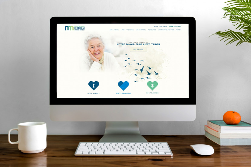 Écran d'ordinateur affichant le site Web Services d’aide à domicile du Rousseau aux aînés avec photo d'une femme âgée souriante et icônes d'assistance.