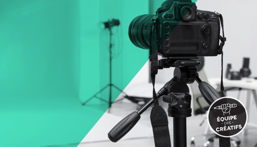 Appareil photo professionnel sur trépied dans un studio avec fond vert et éclairage, logo équipe des créatifs.