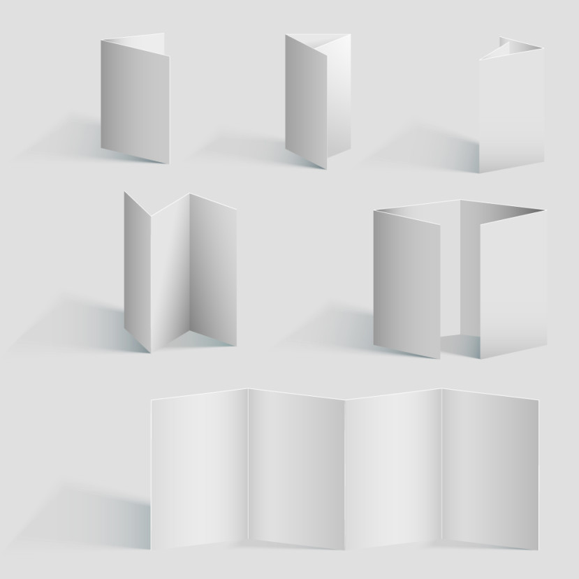 Différents modèles de brochures blanches pliées en plusieurs formats sur fond gris clair.