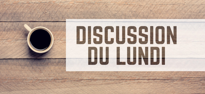 Tasse de café noir sur table en bois à côté du texte