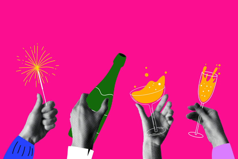 Quatre mains tenant un feu d'artifice, une bouteille de champagne et deux verres de cocktail sur fond rose vif.