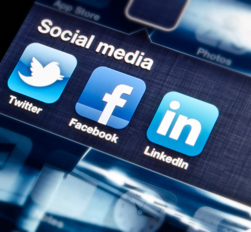 Icônes des applications Twitter, Facebook et LinkedIn sous la catégorie Médias sociaux sur un écran numérique.
