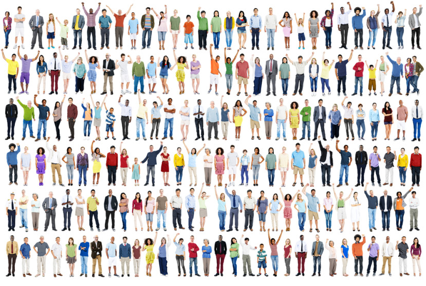 Groupe diversifié de nombreuses personnes debout, portant des vêtements colorés sur fond blanc.