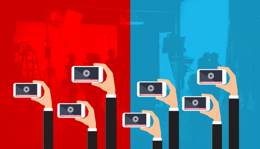 Mains tenant des téléphones montrant des vidéos, fond rouge à gauche et bleu à droite symbolisant YouTube et Vimeo.